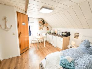 Zimmer mit einem Bett und einer Küche. in der Unterkunft Urlaubsmagie - Wohlfühloase mit Pool - H5 in Sebnitz