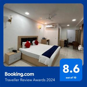 FabHotel Prime Anika Suites في حيدر أباد: غرفة نوم بسرير كبير ومخدات حمراء