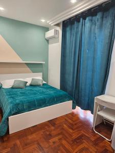 - une chambre avec un lit et un rideau bleu dans l'établissement B&B TERRONIA, à Naples