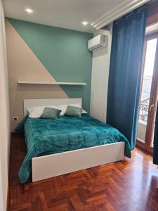 - une chambre avec un lit et une couette verte dans l'établissement B&B TERRONIA, à Naples