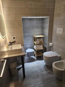 La salle de bains est pourvue d'un lavabo et de toilettes. dans l'établissement B&B TERRONIA, à Naples