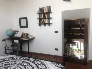 um quarto com uma cama e uma estante de livros em Sotto le stelle delle balze em Castelfranco di Sopra