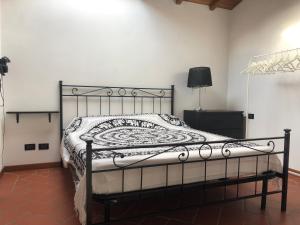 um quarto com uma cama e um candeeiro em Sotto le stelle delle balze em Castelfranco di Sopra