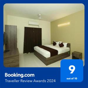 um quarto de hotel com uma cama e uma televisão em FabHotel I Live Inn em Chennai