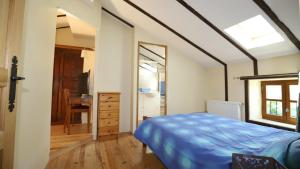 Schlafzimmer mit einem Bett, einer Kommode und einem Spiegel in der Unterkunft Gite complex near Mirepoix in the Pyrenees in Limbrassac