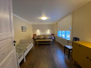 1 dormitorio con cama, mesa y ventana en Per-Sims, en Ljusdal