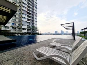 11 Guest Comfy 3 Room Koi Kinrara Suite, IOI Puchong, Bukit Jalil Pavilion, Bukit Jalil Stadium, Sunway Pyramid, Sunway Lagoon tesisinde veya buraya yakın yüzme havuzu