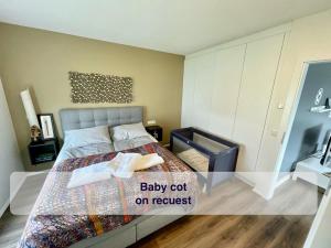 um quarto com uma cama com um casaco de bebé, mediante pedido em Dream View apartment em Akureyri