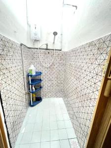 y baño con ducha y suelo de baldosa. en Cozy 18 Entire 3 Bedroom @Alma Bukit Mertajam, en Bukit Mertajam