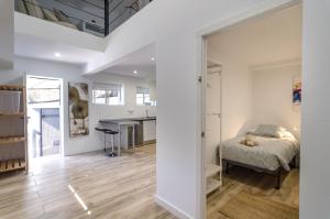 1 dormitorio con 1 cama y escritorio en una habitación en Luxury apartament Lloret en Lloret de Mar