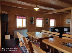 A restaurant or other place to eat at Holiday Home Chalet Baita