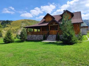 domek z bali z górą w tle w obiekcie Holiday Home Chalet Baita w mieście Trnovo