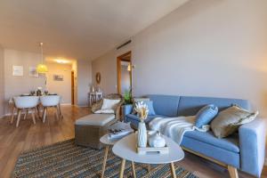 - un salon avec un canapé bleu et une table dans l'établissement SAPORE DI MARE, à Valence