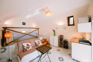 ein Wohnzimmer mit einem Tisch und einer Küche in der Unterkunft La CaPAnnetta in Ravello