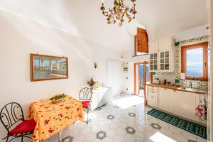 eine Küche mit einem Tisch und Stühlen im Zimmer in der Unterkunft La CaPAnnetta in Ravello