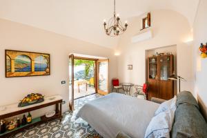 Schlafzimmer mit einem Bett und einem Tisch in der Unterkunft La CaPAnnetta in Ravello
