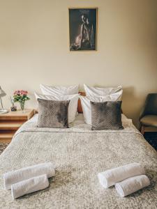 um quarto com uma cama com duas almofadas em Pervaža em Panevėžys