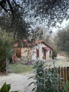 una casa de piedra con una valla delante de ella en Casa dell'uliveto, en Albettone