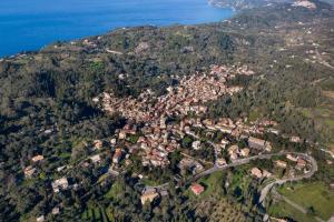 una vista aérea de una pequeña ciudad en una montaña en Sinarades Village House, en Sinarádes