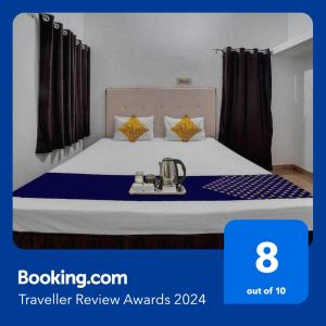 ein Hotelzimmer mit einem Bett mit in der Unterkunft OYO Hotel Rudraksh Residency in Bhilai