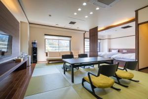 a room with a table and chairs and a bed at Koyokaku in Ureshino