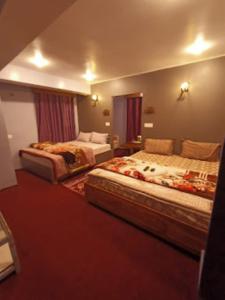- une chambre d'hôtel avec 2 lits dans l'établissement Shiv Inn Stay Darjeeling, à Darjeeling