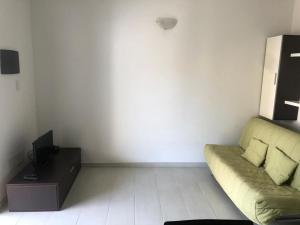 a living room with a couch and a tv at Casa Vacanza Budoni Mare in Budoni
