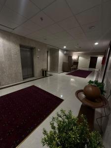 een grote kamer met een kamer met planten erin bij الساعه 60 الفندقيه in Dammam