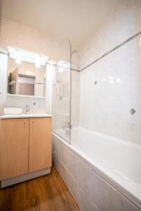 La salle de bains est pourvue d'une baignoire, d'un lavabo et d'une douche. dans l'établissement Azureva Les Menuires, aux Menuires