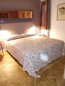 a bedroom with a bed with a white bedspread at Casa Mele 1 in Lleida