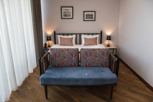 Rúm í herbergi á Makmani Boutique Hotel by DNT Group