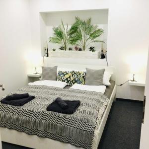 Un dormitorio con una cama con toallas negras. en Baky House, en Balatonlelle