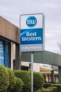 un panneau indiquant un bus du meilleur ouest devant un bâtiment dans l'établissement Best Western Chaffey Motor Inn, à Mildura