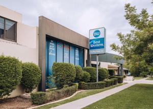 una señal frente a una tienda de post victoria en Best Western Chaffey Motor Inn, en Mildura