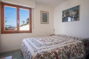 CipressaにあるProfumo di Mareのベッドルーム(ベッド1台、窓付)