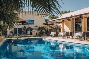 Best Western Chaffey Motor Inn في ميلدورا: مسبح امام الفندق