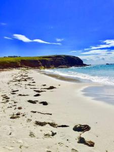 Photo de la galerie de l'établissement Maison LA CALE vue mer à 300 m de la plage, à Plouarzel