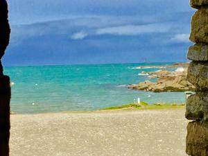 Photo de la galerie de l'établissement Maison LA CALE vue mer à 300 m de la plage, à Plouarzel