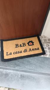 Teano的住宿－B&B La casa di Anna，一张门垫,上面写着阿马纳的bdb la casa字样