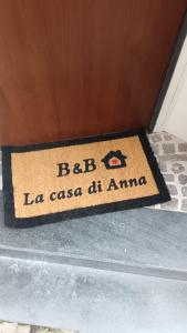 a door mat with the words bdb la casa at amana at B&B La casa di Anna in Teano +19 photos