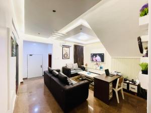 sala de estar con sofá y mesa en Avrum Homes, en Abuja