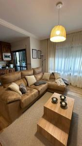 een woonkamer met een bank en een salontafel bij Ponte Dena in Pontevedra