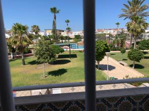 een balkon met uitzicht op een park bij El Paraíso Retamar in Almería