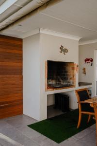 TV a/nebo společenská místnost v ubytování Gecko Lodge
