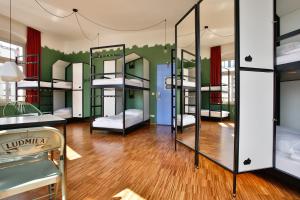 Cama ou camas em um quarto em The Circus Hostel