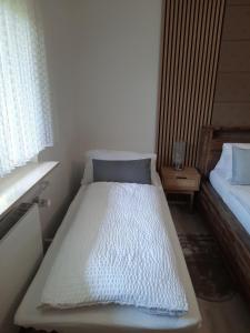 Een bed of bedden in een kamer bij Ferienwohnung Sonnenberg Michelstadt Darmstadt