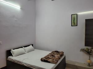 a small bedroom with a bed with a blanket on it at Hotel Samman in Siwān
