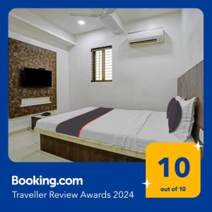 um quarto de hotel com uma cama e uma televisão em Hotel Krishna Inn em Mumbai