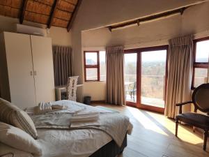 MabulaにあるMabalingwe -Nyala Pax 17のベッドと大きな窓のある寝室 +38枚の写真