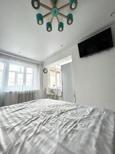Postel nebo postele na pokoji v ubytování Уютная, светлая квартира-студия в районе Акмешит
